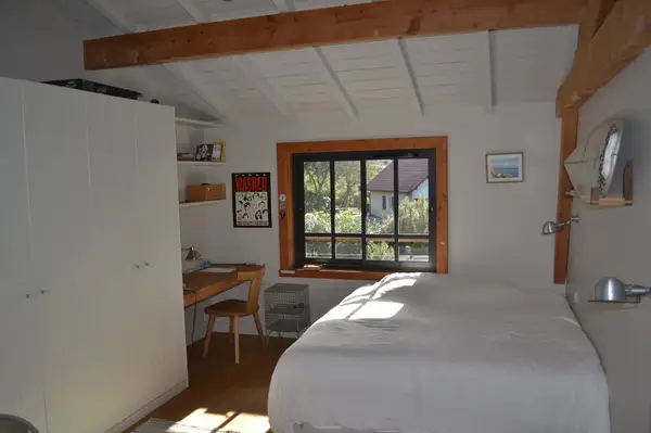 Chambre lumineuse avec vue jardin